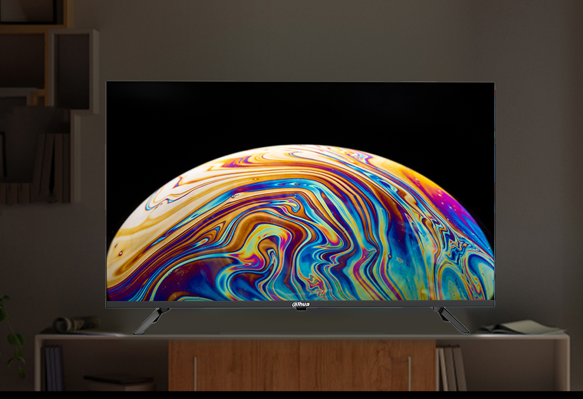Ambient φωτογραφία της τηλεόρασης πάνω σε έπιπλο, που απεικονίζει πολύχρωμα φτερά με μεγάλη ευκρίνεια